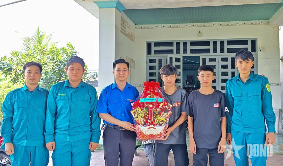 Anh em song sinh chung nhịp bước quân hành